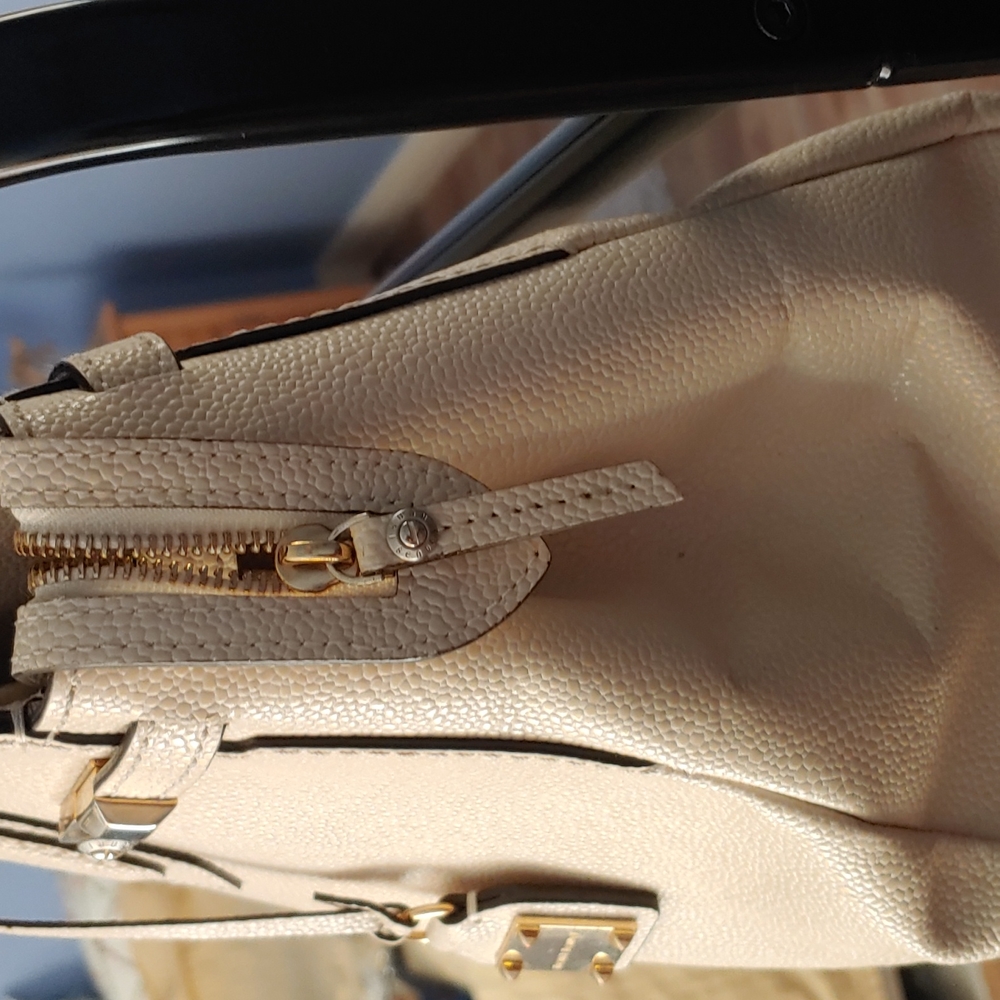 Henri Bendel NEW YORK Carlyle Style Satchel. - Picture 14 of 14